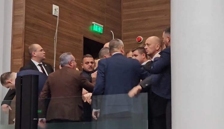 Доц. Борислав Цеков попиля агресорите в парламента: Метежници, партийно племе! ВИДЕО
