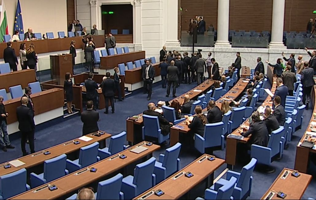 НС прие ударно: Ето какво става с пенсиите и минималната заплата от 1 януари