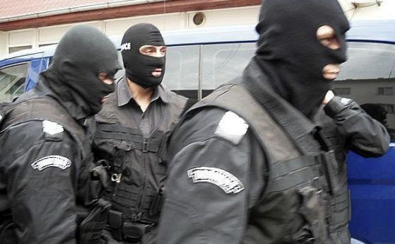 Спецченгета с автомати кръстосват центъра на Бургас, какво се случва 