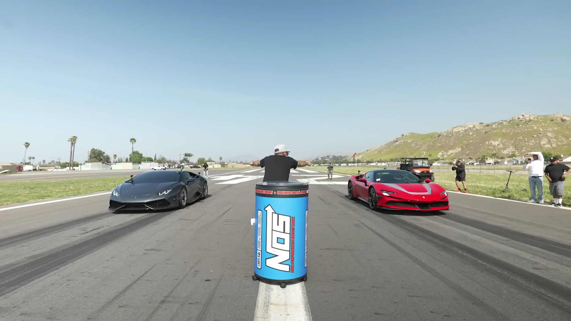 Хибрид на Ferrari и модифицирано Lamborghini премериха сили в драг битка ВИДЕО