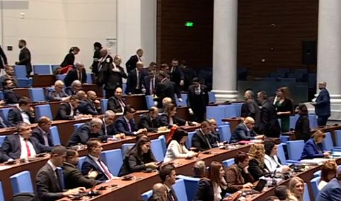 Йорданов взриви НС с думи за мъжете с вагини от ПП-ДБ, нов саботаж в парламента БЛИЦ TV