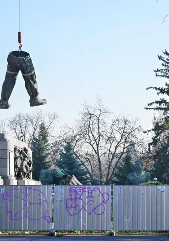 Край! Махнаха и последната фигура от Паметника на Съветската армия СНИМКИ 