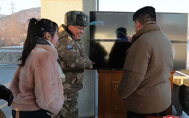 Безценно: Татко Ким заведе малката Джу Ае да гледа ракета, която може да унищожи САЩ СНИМКИ 