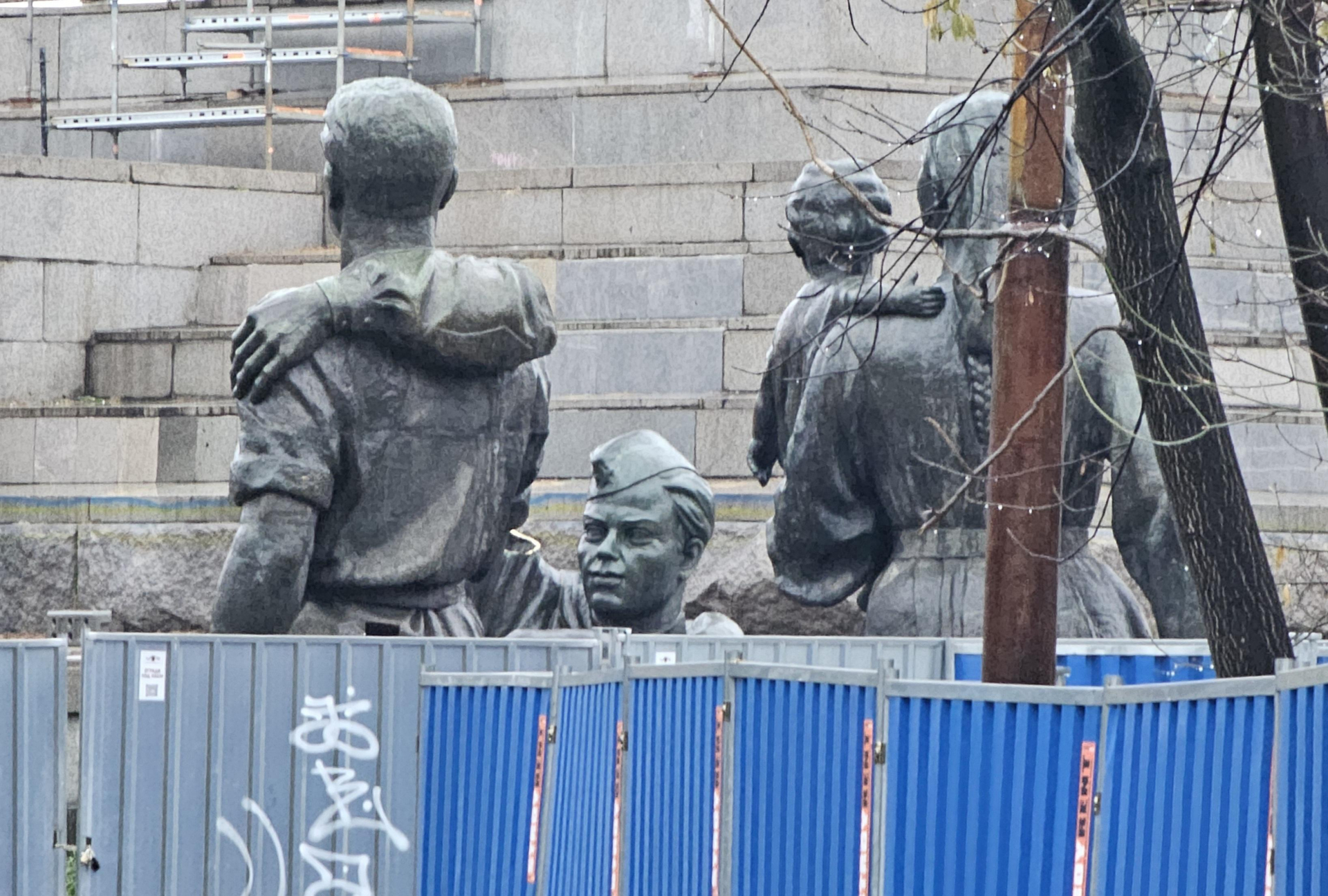 ВАС посече Мая Манолова за нарязания Паметник на Съветската армия