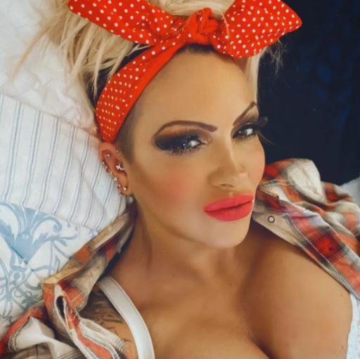 Еротична моделка-фермерка разкри доходите си от OnlyFans СНИМКИ 18+