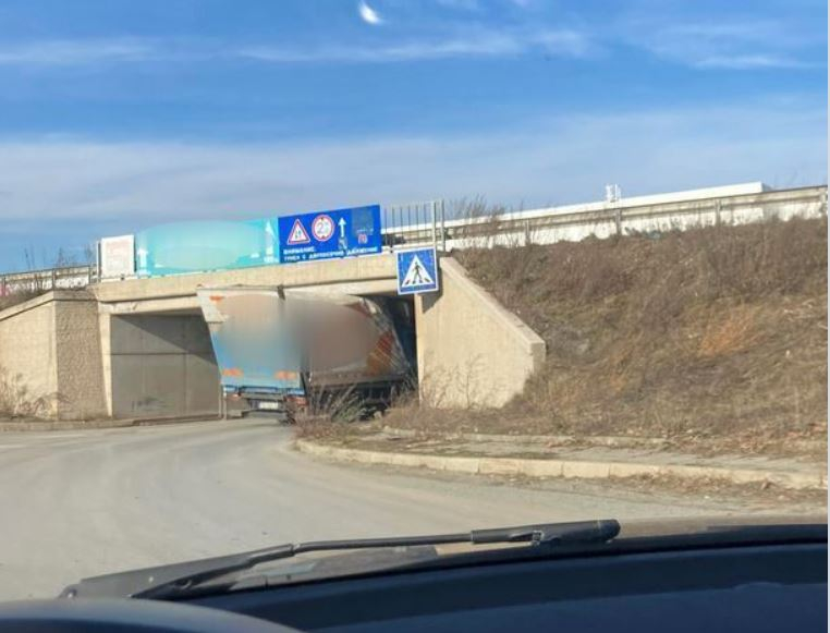 Смешно или тъжно: Тази снимка на заседнал камион взриви мрежата