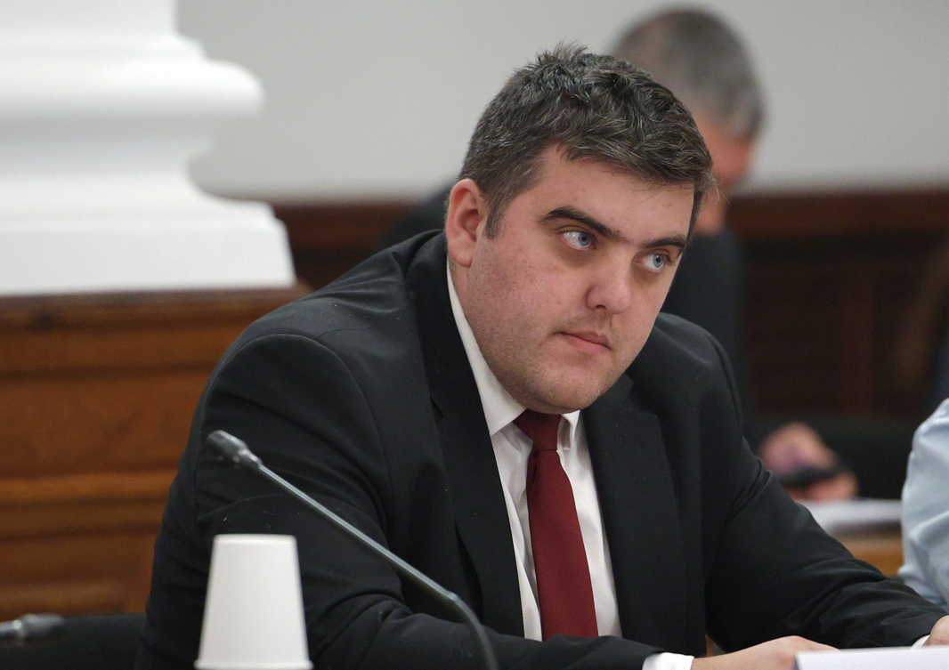 Човек на КНСБ скандализира: Познавам хора, на които им плащат да говорят определени неща