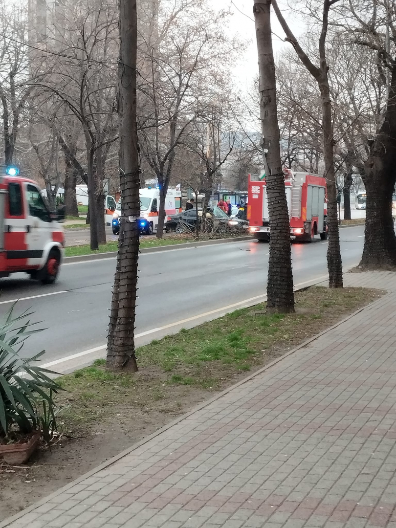 Тежка катастрофа в центъра на Варна, хвърчат пожарни и линейки СНИМКИ