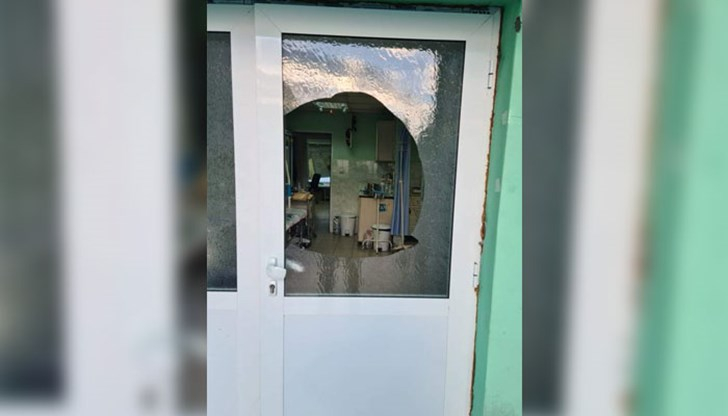 Безчинство! Потрошиха с камъни врата в ямболската болница СНИМКА
