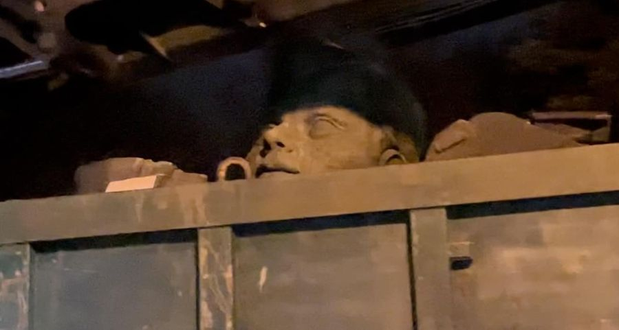 Тихомълком и завити в чували: На камиони дойдоха, на камиони си заминаха… Фигурите от ПСА изчезнаха СНИМКИ