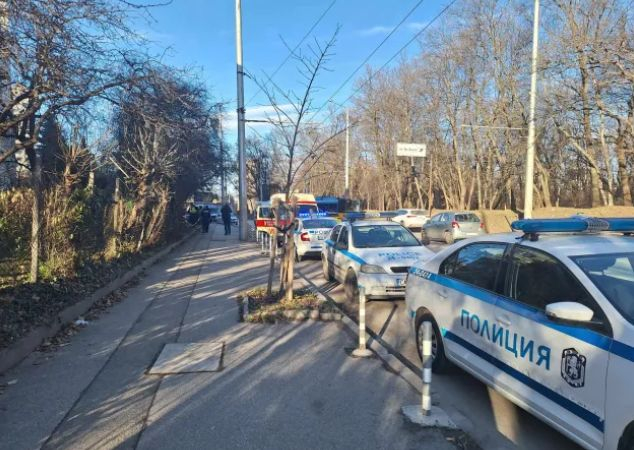 Ранени полицаи и пострадали мъж и жена при опасен екшън в София СНИМКИ