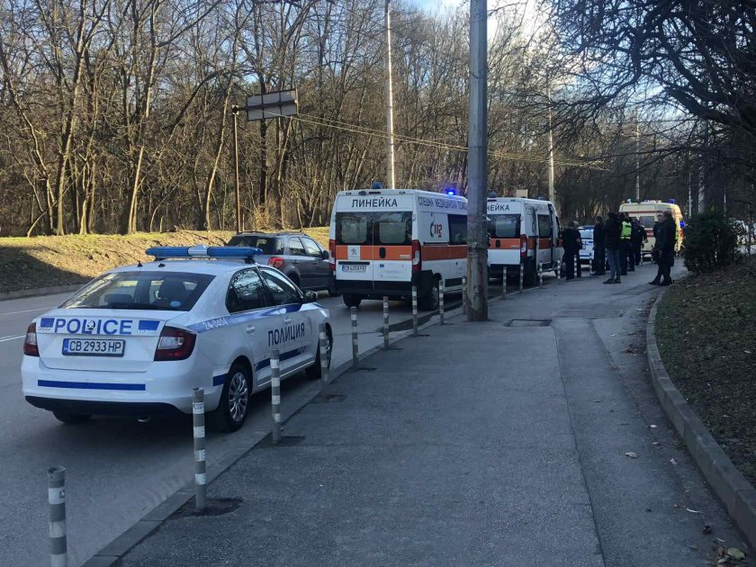 Ранени полицаи и пострадали мъж и жена при опасен екшън в София СНИМКИ