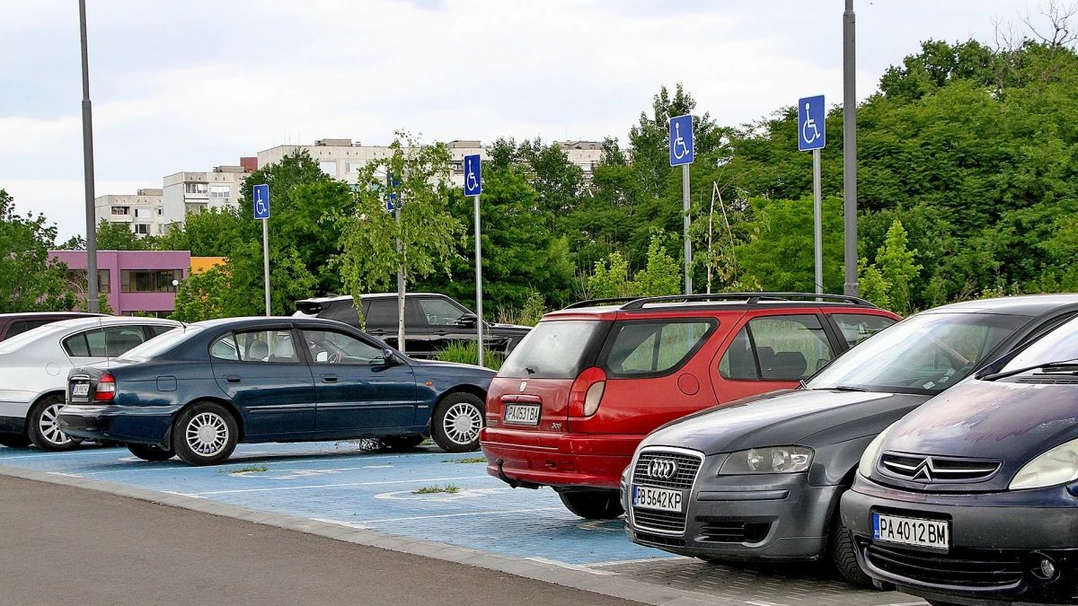 Шофьор вбеси пловдивчани с безумното си паркиране СНИМКИ