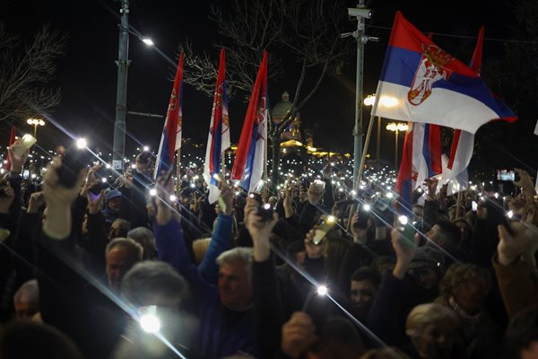 Извънредно от Сърбия: Хиляди щурмуваха парламента! В Белград е като на война СНИМКИ