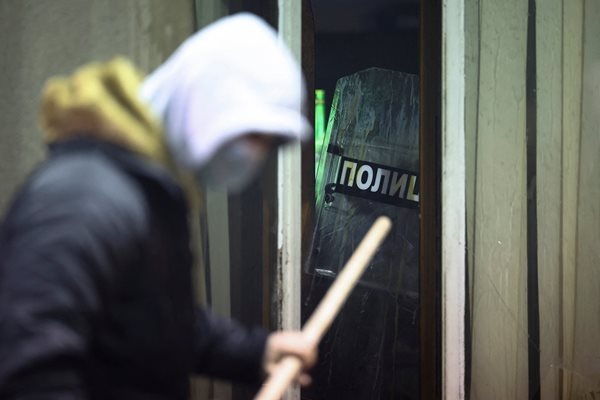 Извънредно от Сърбия: Хиляди щурмуваха парламента! В Белград е като на война СНИМКИ