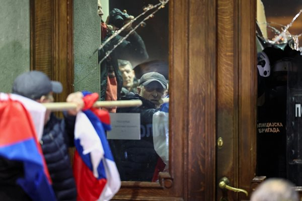 Извънредно от Сърбия: Хиляди щурмуваха парламента! В Белград е като на война СНИМКИ