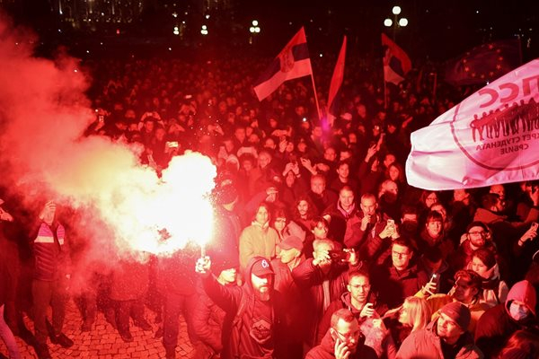 Извънредно от Сърбия: Хиляди щурмуваха парламента! В Белград е като на война СНИМКИ
