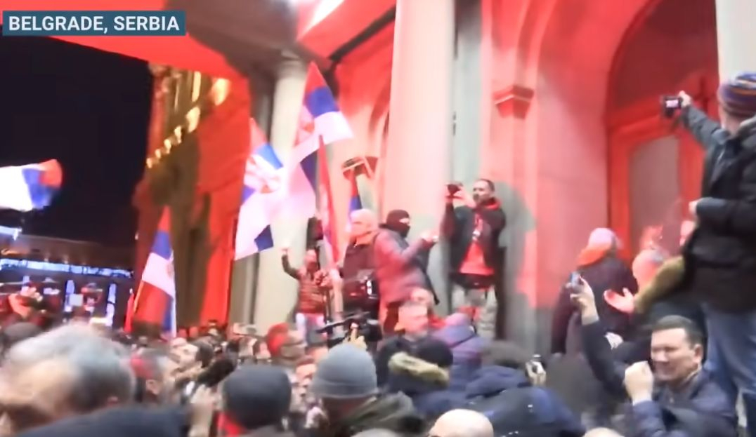 Щурм, безредици и революция: Вучич с извънреден ход след среднощните батални сцени в Белград ВИДЕО