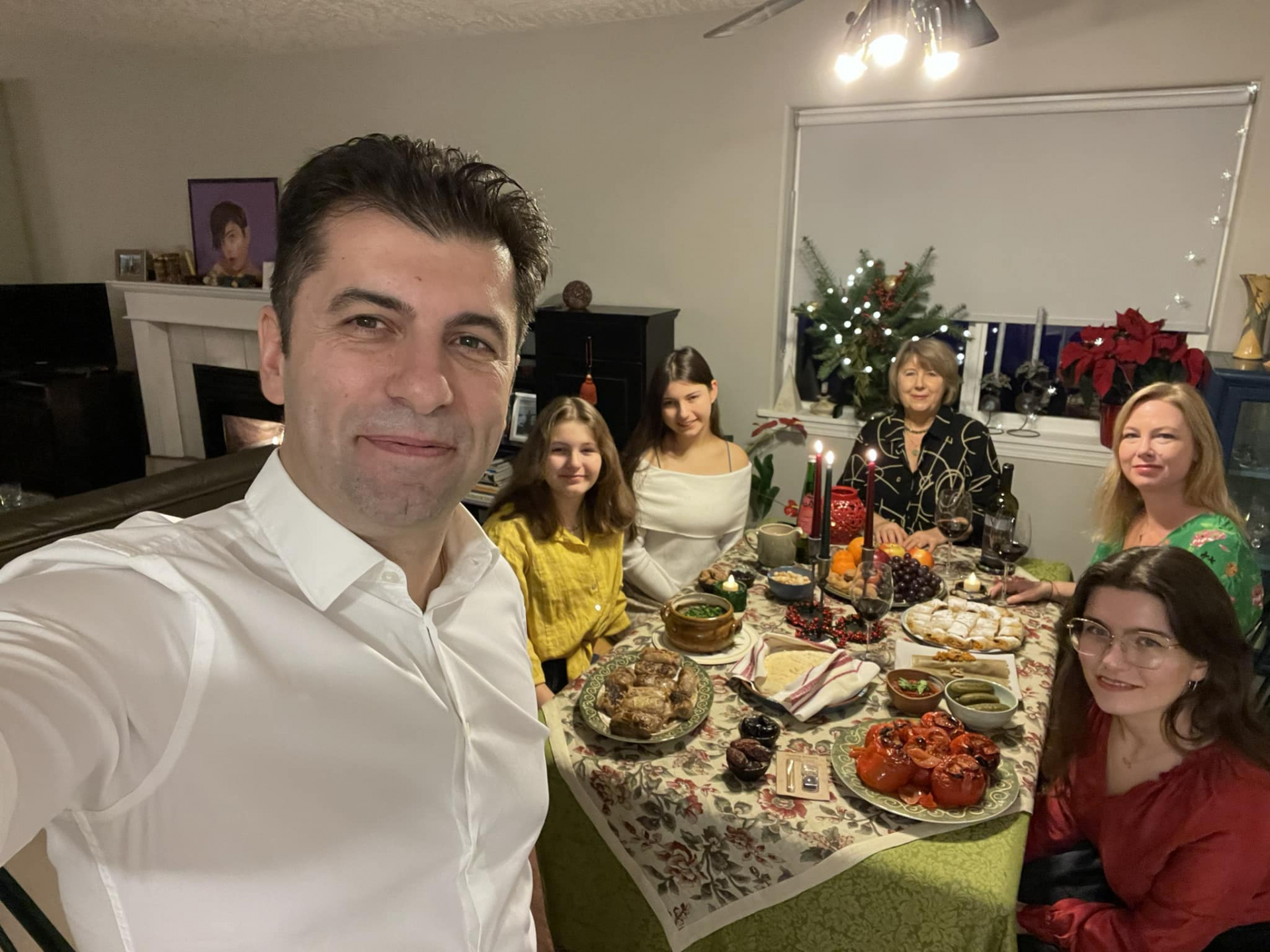 Кирил Петков офейка от България, празнува с куп мадами в Канада СНИМКА