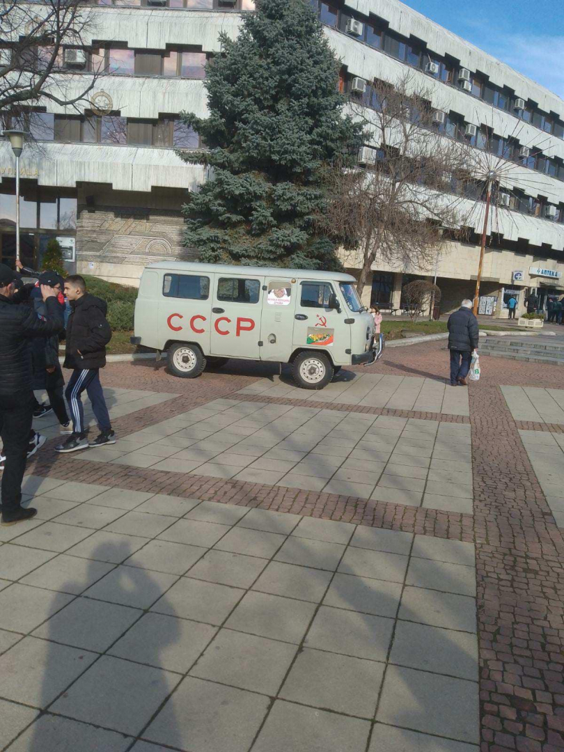Мъж щракна нещо шокиращо в центъра на Дупница и отсече: Братушките дойдоха ВИДЕО 
