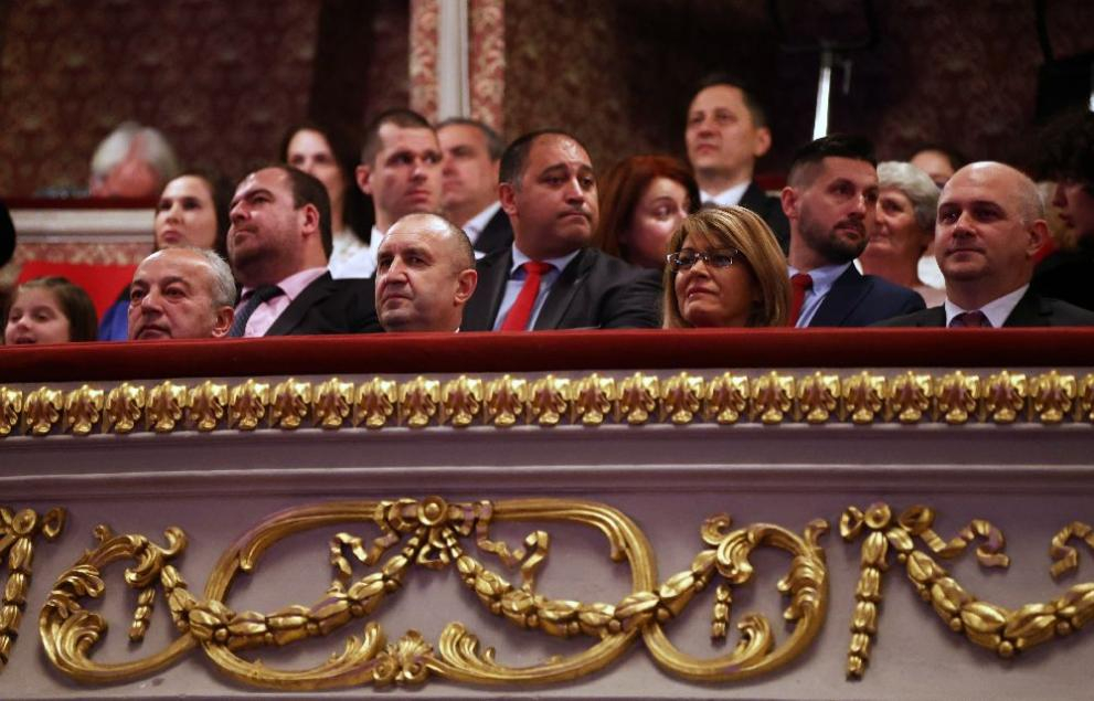 Добра новина за милиони левове: Куп звезди пяха пред Румен и Деси Радеви на "Българската Коледа" СНИМКИ