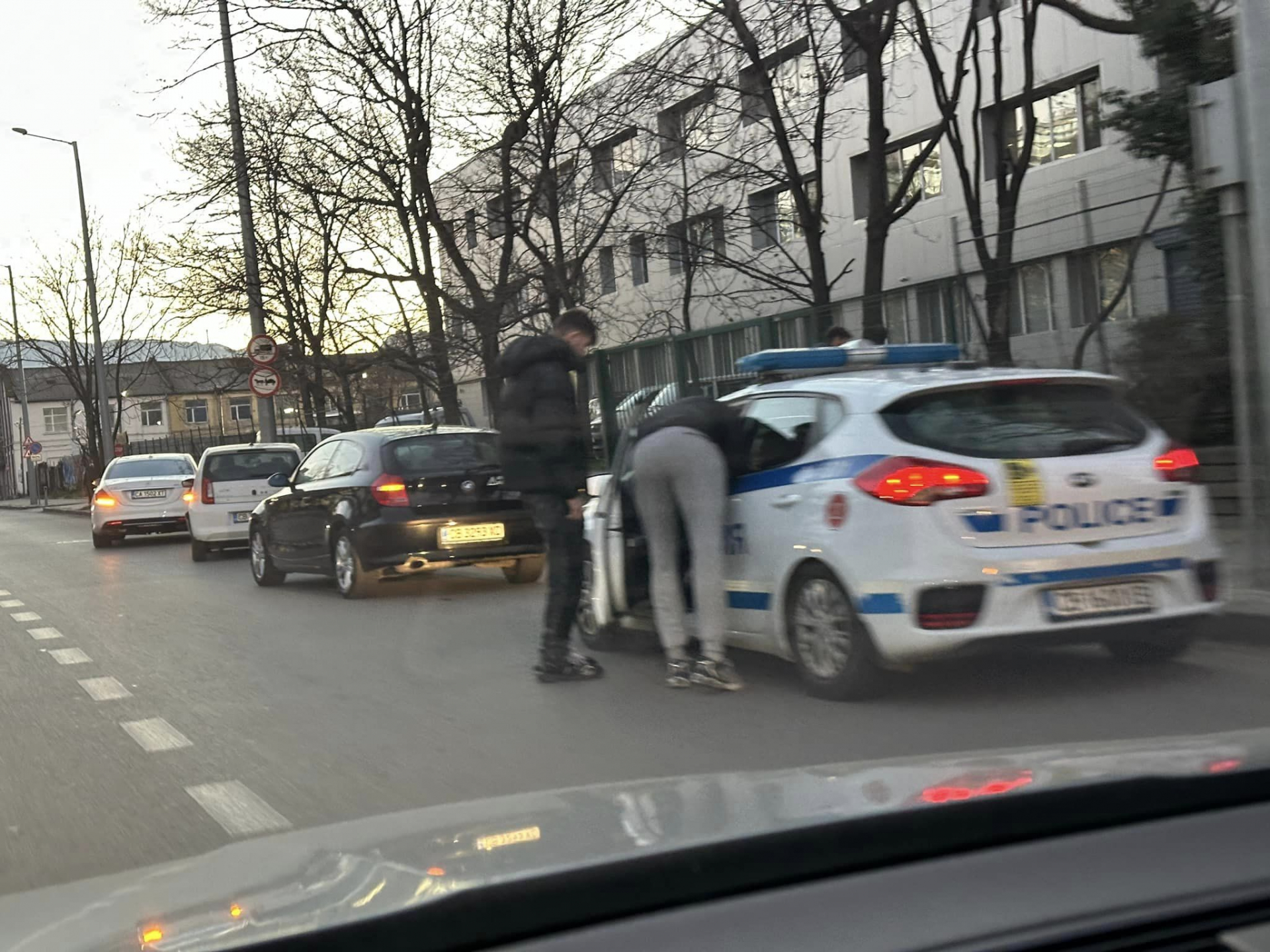 Зрелищна катастрофа в празна София, лъскав „Мерцедес“ го отнесе лошо СНИМКИ