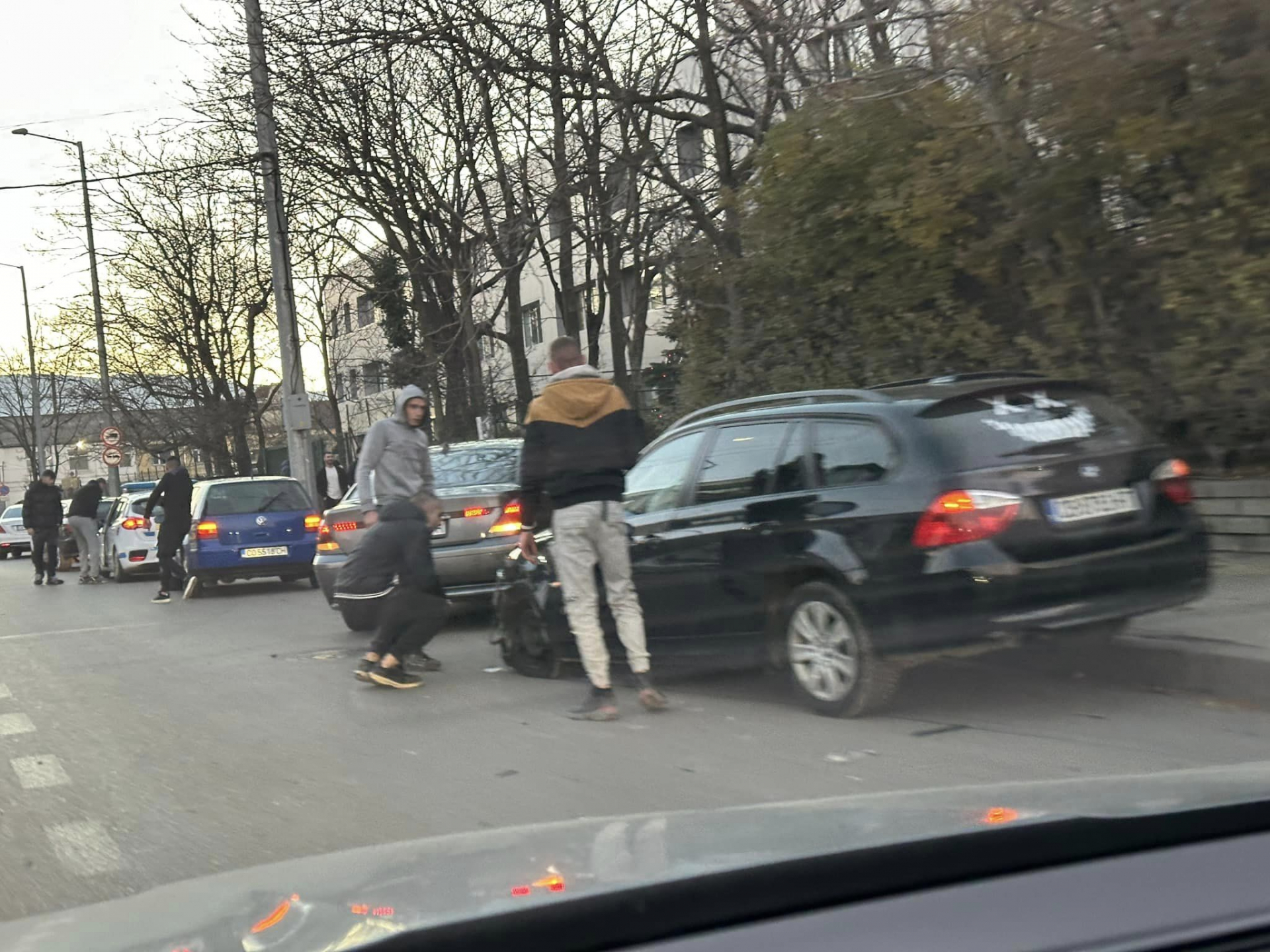 Зрелищна катастрофа в празна София, лъскав „Мерцедес“ го отнесе лошо СНИМКИ