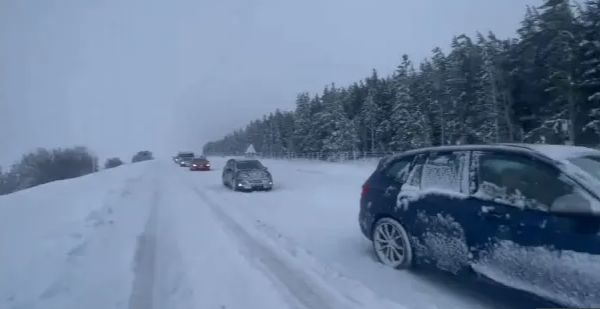 Хиляди в снежен капан, невиждана буря помита Острова ВИДЕО