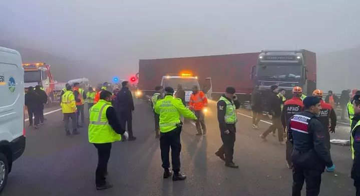Касапница в мъглата: 10 души загинаха, а близо 60 са ранени при верижно меле на магистрала! Адски КАДРИ 18+