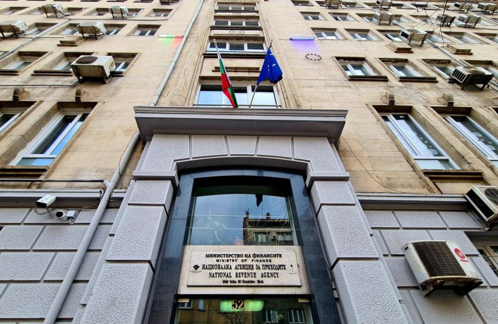 КАТ и НАП с намалено работно време в края на годината