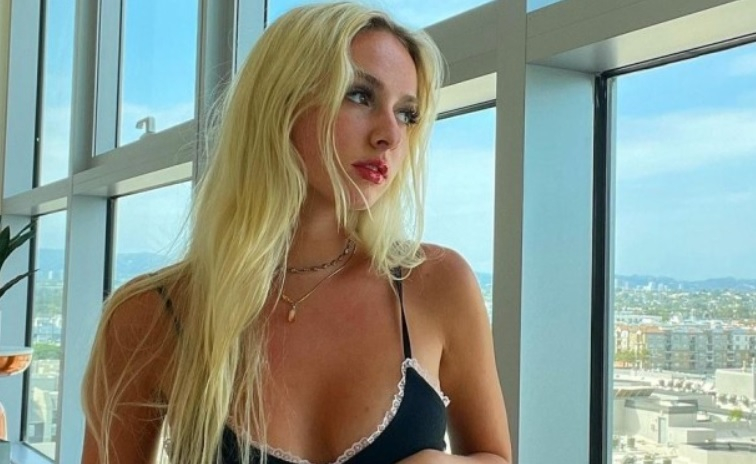 Моделка влезе без дрехи във фитнеса при мъжете и... ВИДЕО 18+