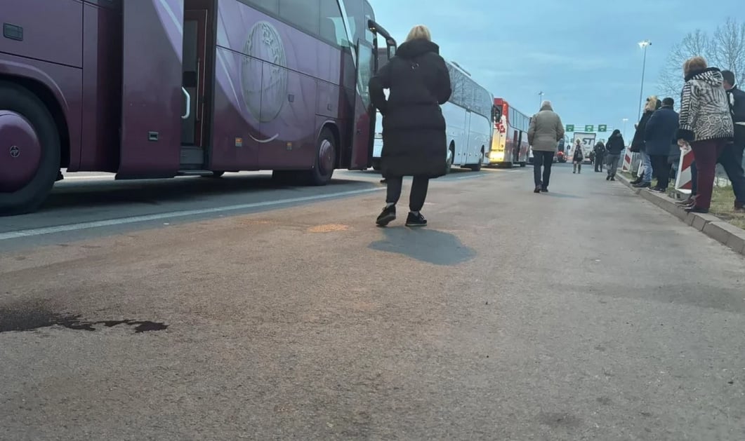 Нашенци попаднаха в унгарски капан, бременни и деца блокирани на граница СНИМКИ