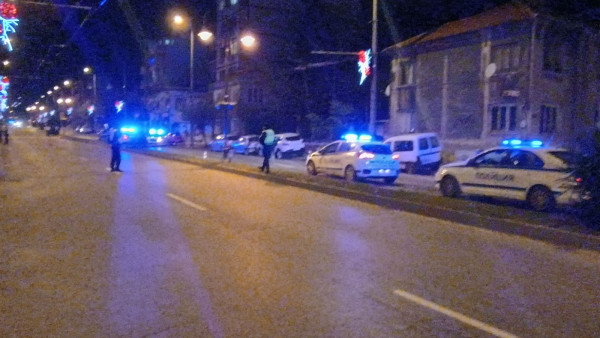 Ранен полицай след гонка в Стара Загора, гъмжи от патрулки СНИМКИ/ВИДЕО
