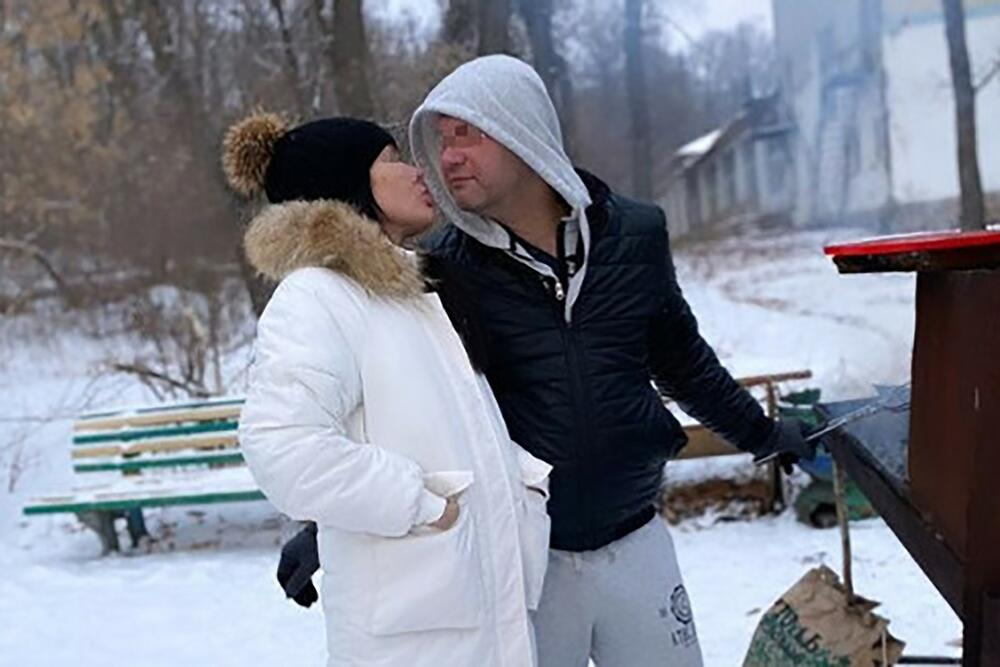 Шокираща сцена: Момче бяга с белезници от втория си баща, току-що убил майка му СНИМКА