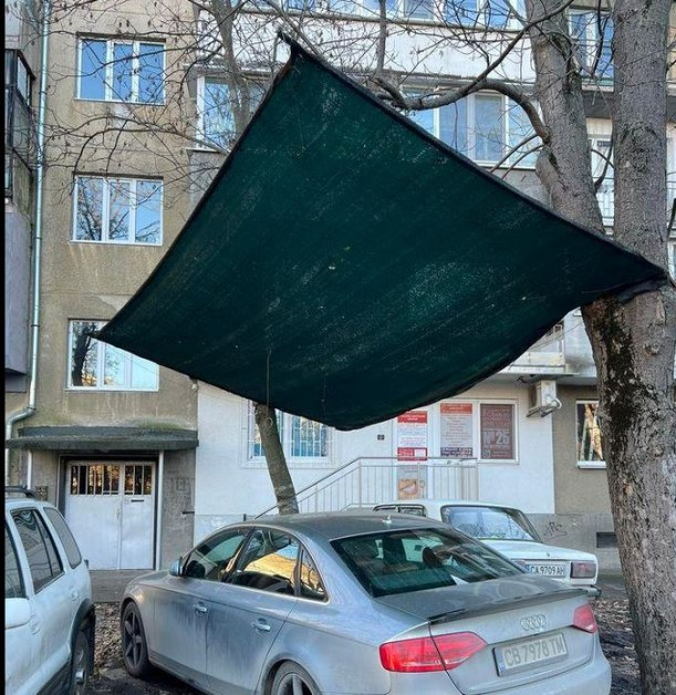 Абсурдна гледка: Така се паркира в София СНИМКА