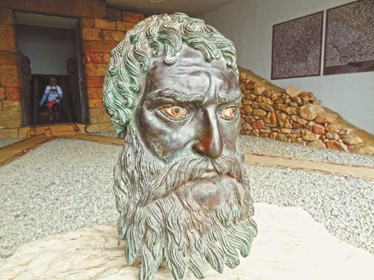 Уникален златен венец без аналог е стоял на главата на тракийски владетел СНИМКИ