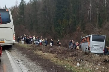 Автобус с туристи катастрофира край Борово, хората чупят стъклата – борят се за живота си СНИМКИ