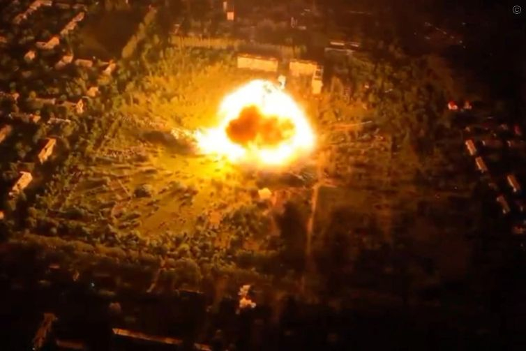 "Ройтерс": Руските войски с групов удар по военните заводи в Киев и предградията