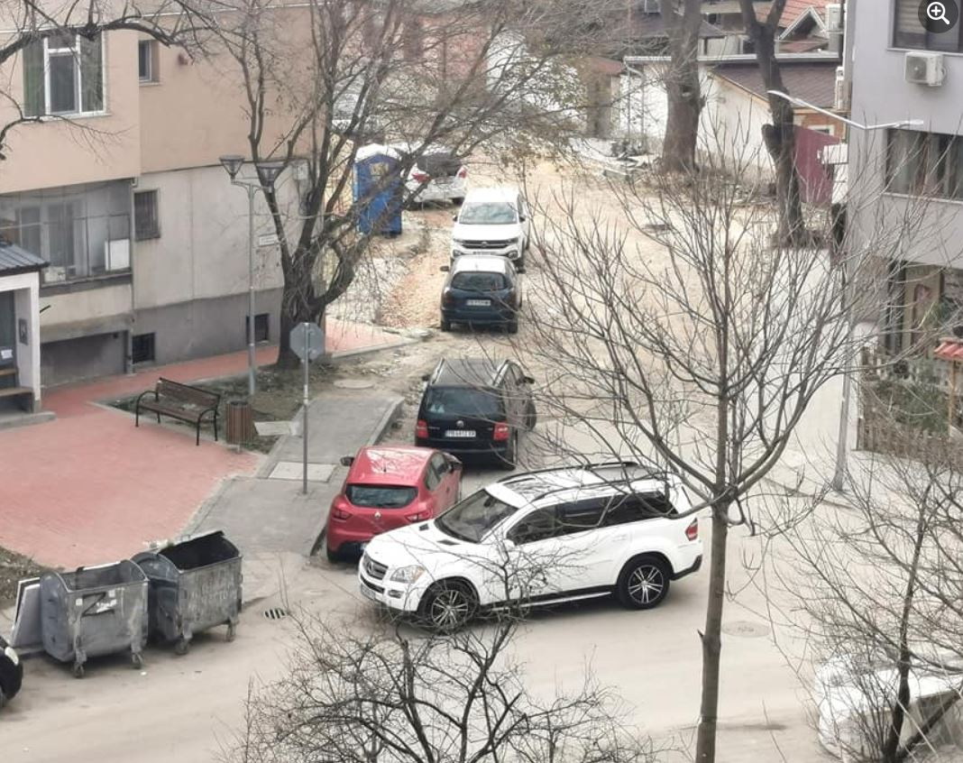Ще се хванете за главата: Такова "гениално" паркиране не сте виждали СНИМКА