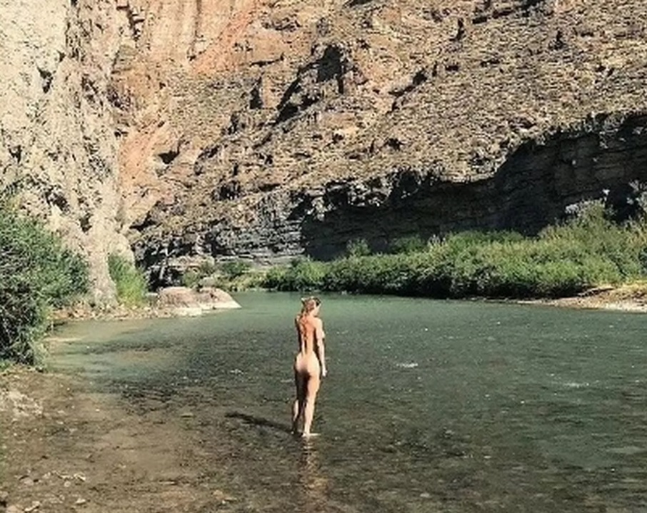 Експерт по езика на тялото разкри скрити значения в секси голи СНИМКИ 18+ на знаменитости