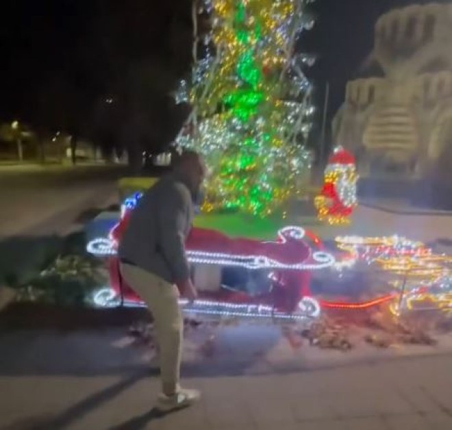 Младежи направиха голяма простотия с празнична украса в Плевен ВИДЕО