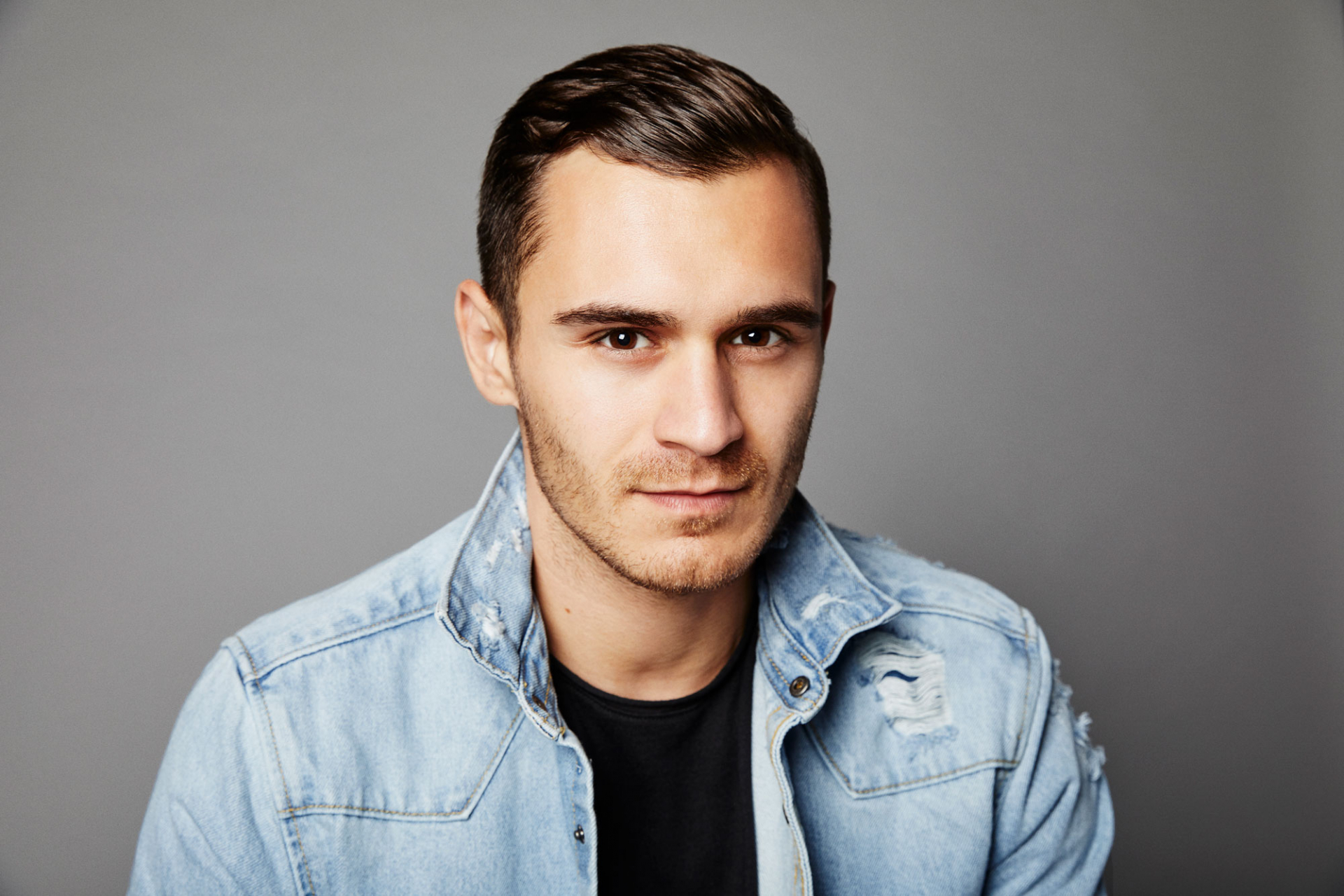 Юлиан Костов се пусна гол след секс с Мирела в хотелска стая СНИМКИ 18+