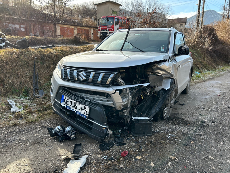 Адско меле в Северозапада, пожарникари режат ламарини, за да извадят жена от смачкан "Сеат" СНИМКИ 