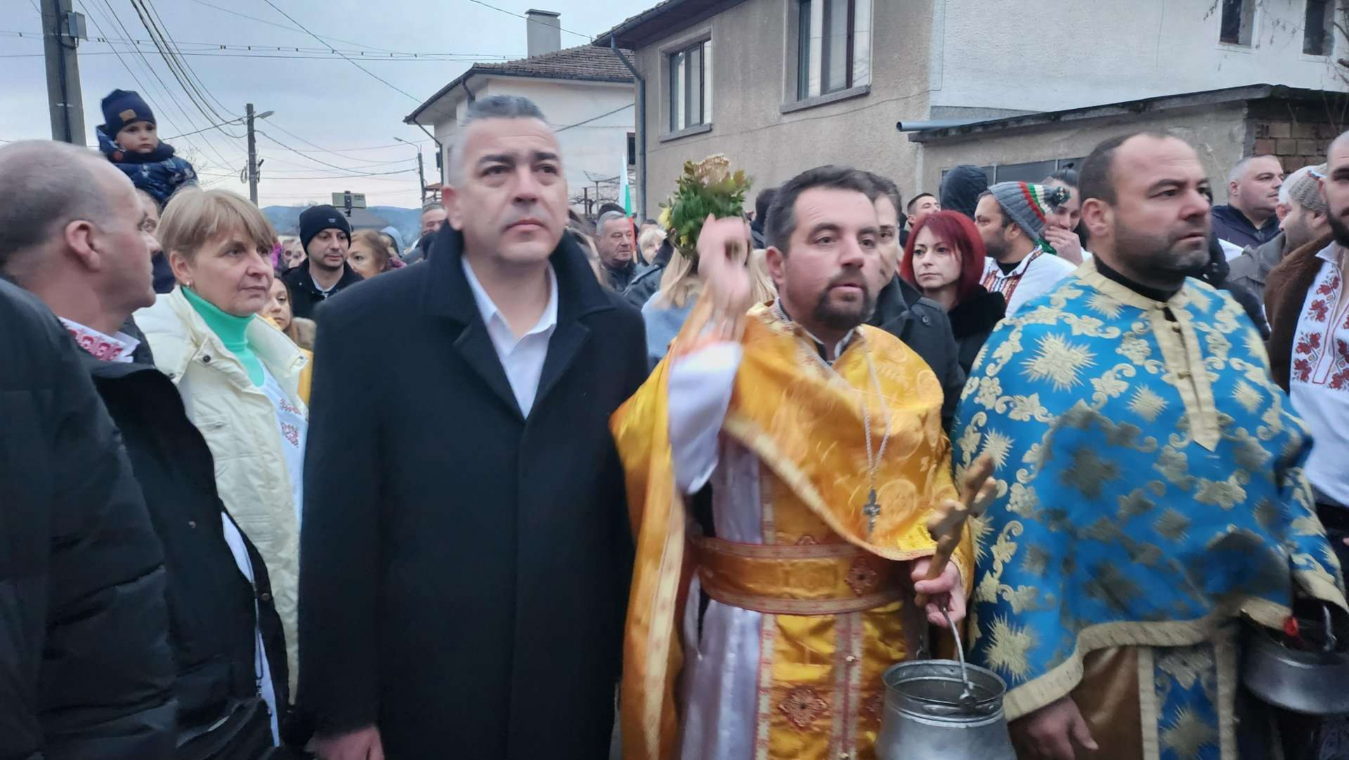 Уникален ритуал: Леденото хоро в река Тунжда в Калофер СНИМКИ