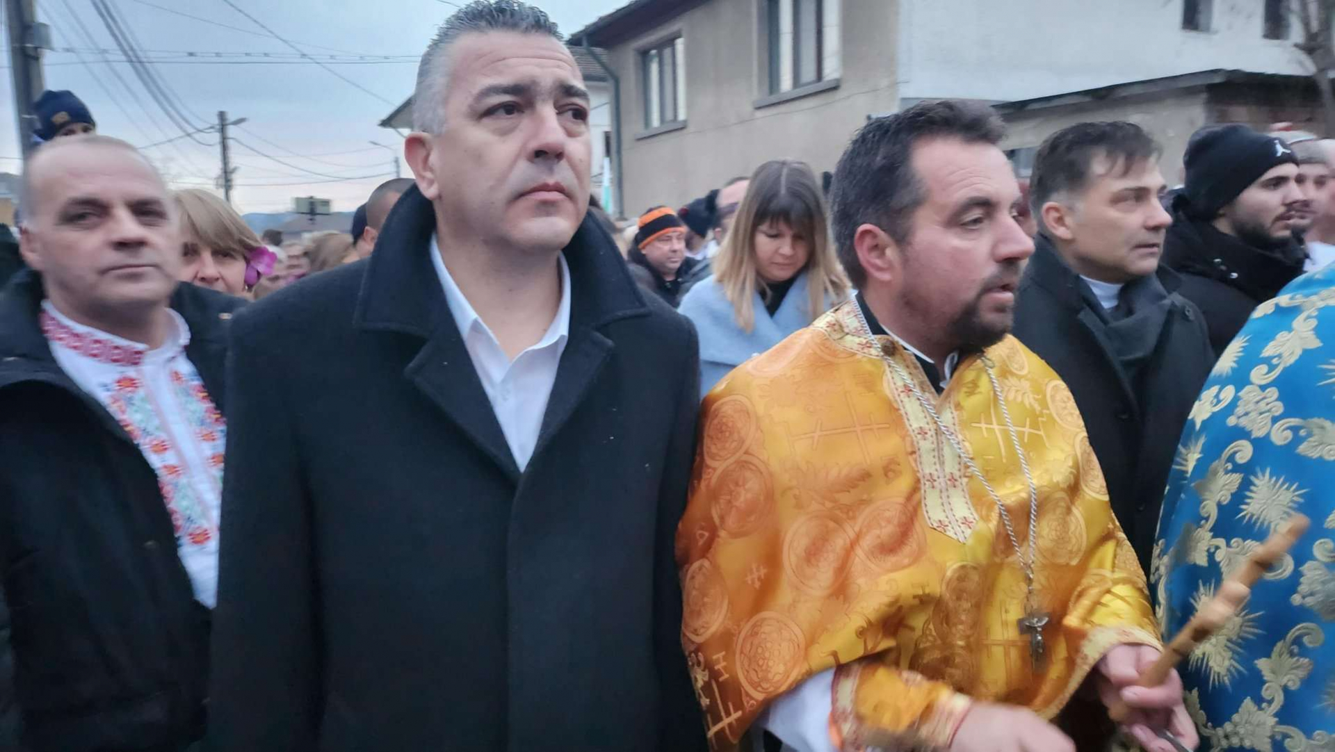Уникален ритуал: Леденото хоро в река Тунжда в Калофер СНИМКИ