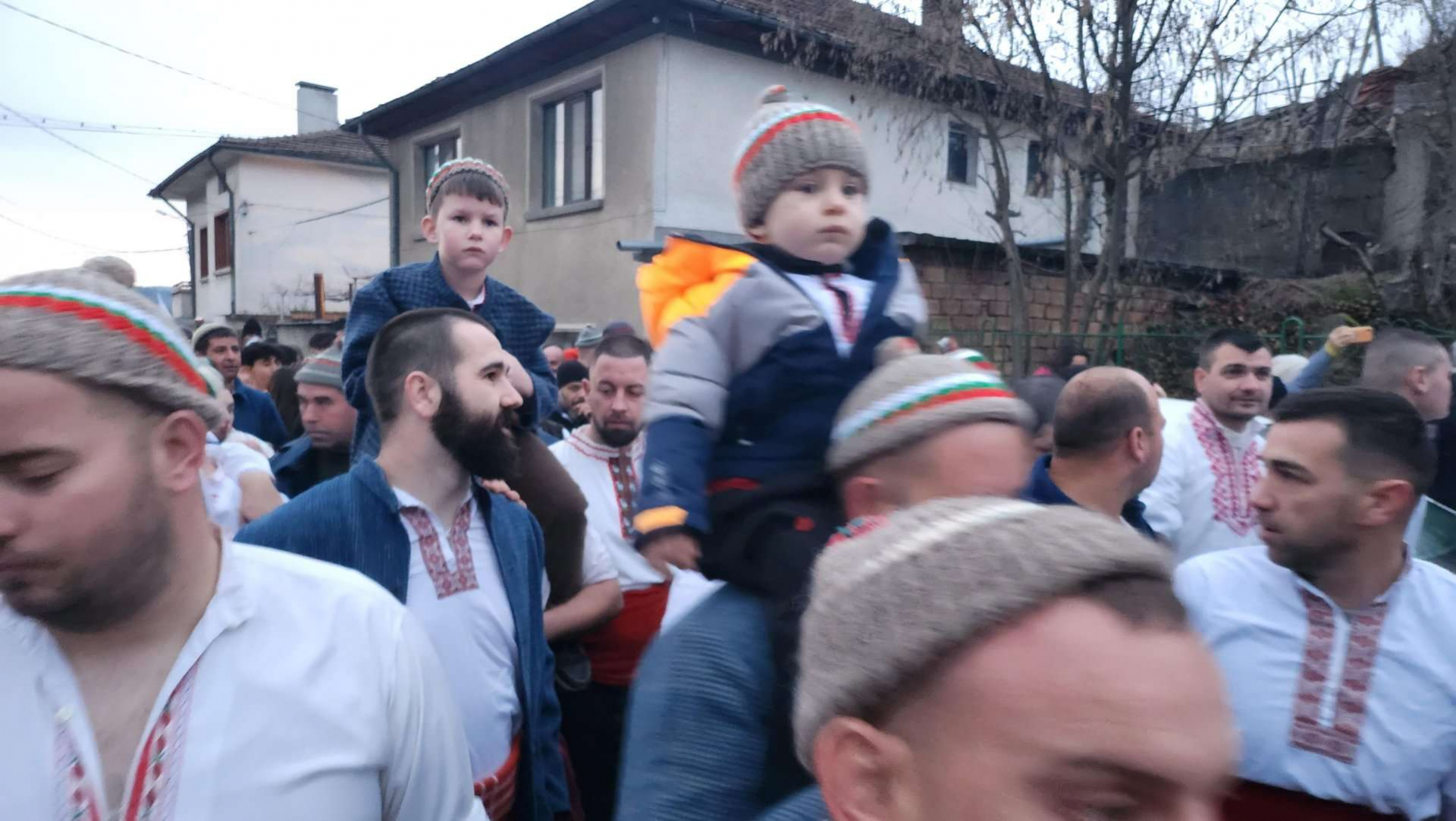 Уникален ритуал: Леденото хоро в река Тунжда в Калофер СНИМКИ