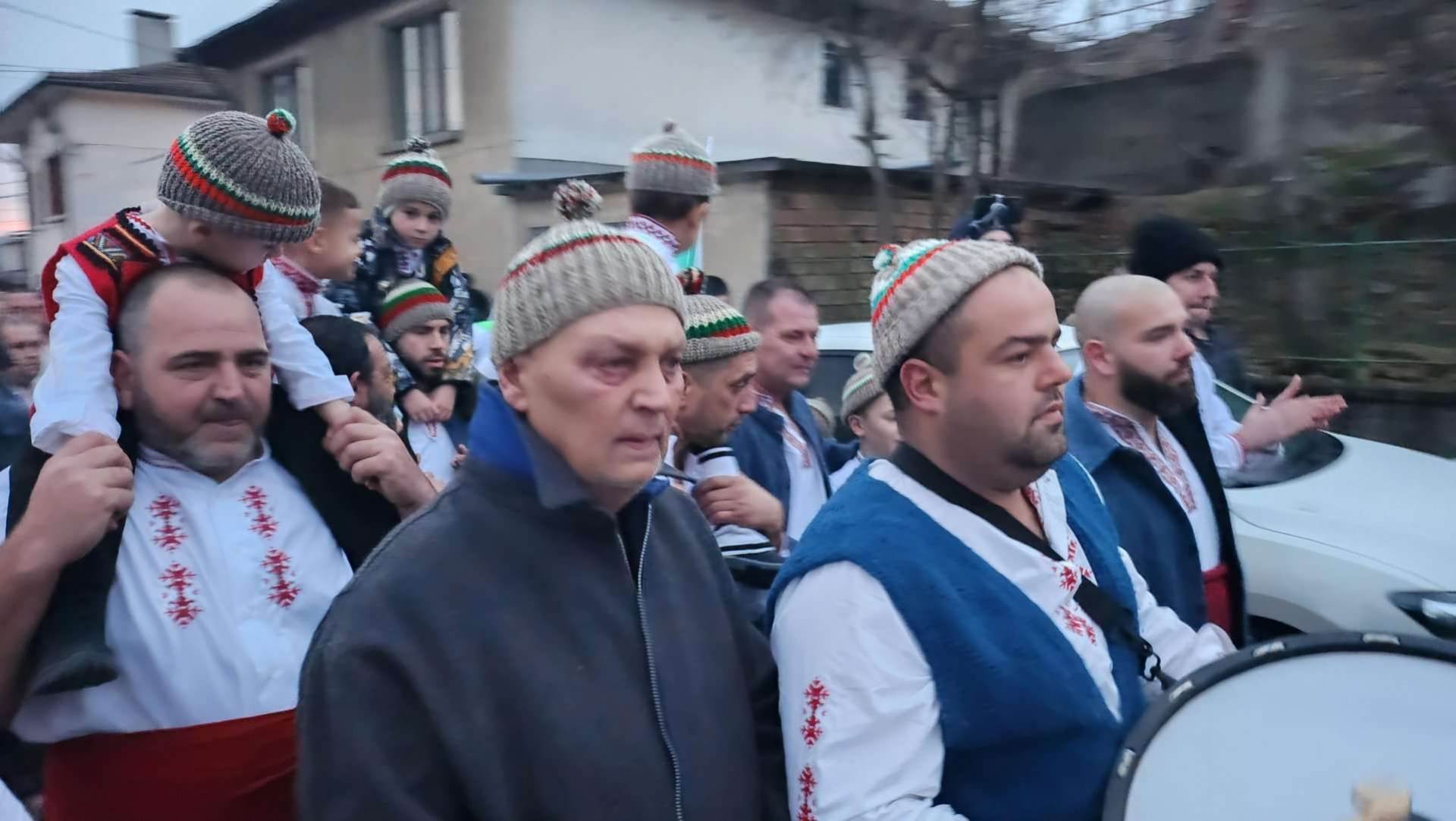 Уникален ритуал: Леденото хоро в река Тунжда в Калофер СНИМКИ