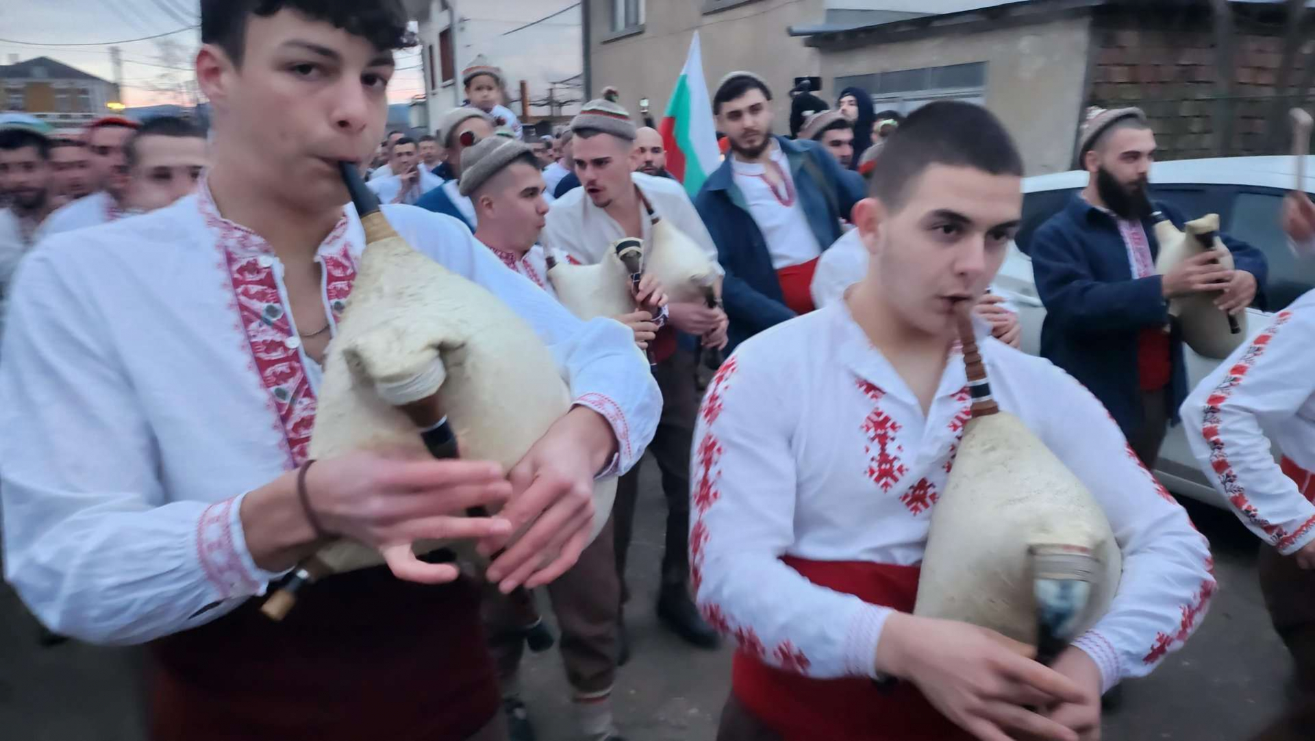 Уникален ритуал: Леденото хоро в река Тунжда в Калофер СНИМКИ