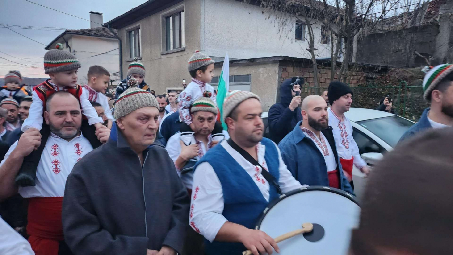 Уникален ритуал: Леденото хоро в река Тунжда в Калофер СНИМКИ