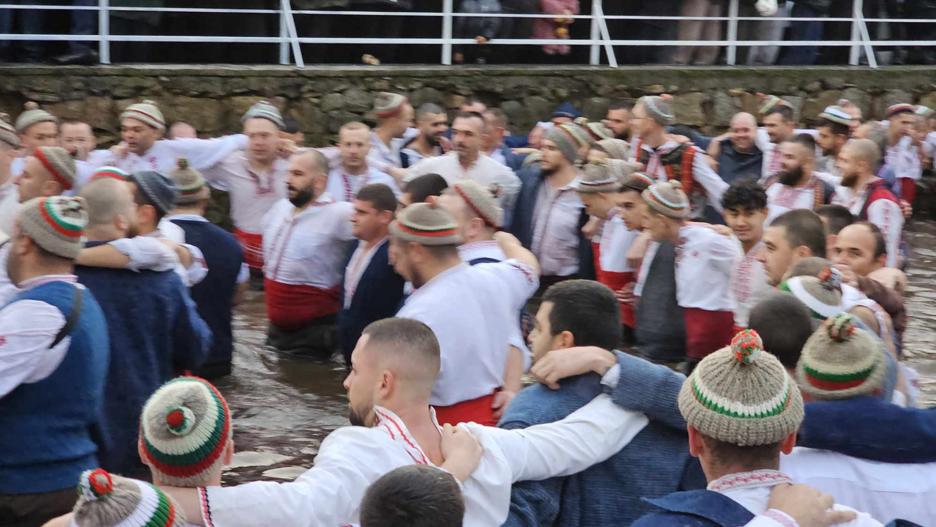 С традиционна песен калоферци извадиха кръста от ледените води на Тунджа СНИМКИ 